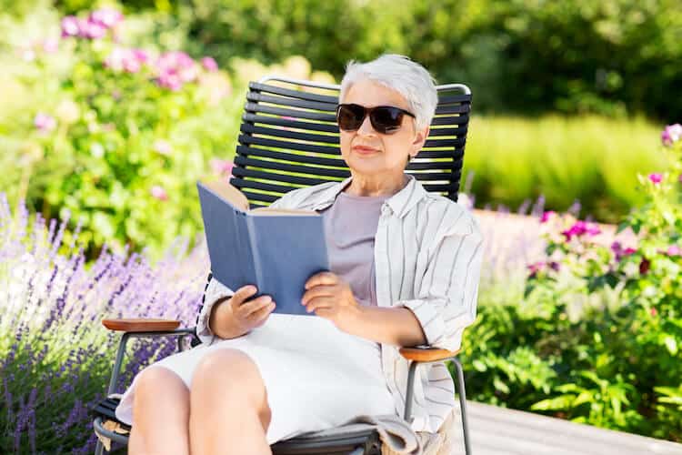 Senior woman wearing sunglasses to protect her eyes.